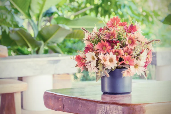 Buquê de flores na mesa de woo — Fotografia de Stock