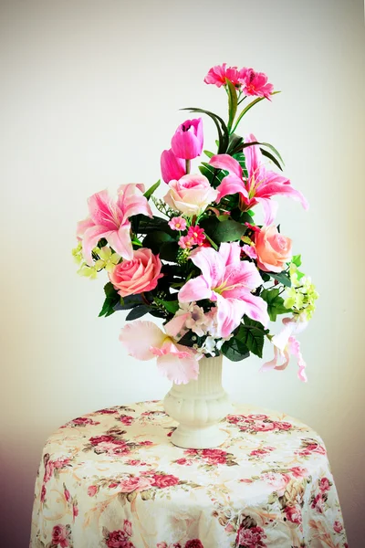 Arranjo de buquê de flores em vaso — Fotografia de Stock