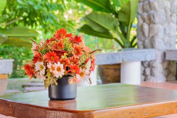 Flowers bouquet on wood table — Stock Photo, Image