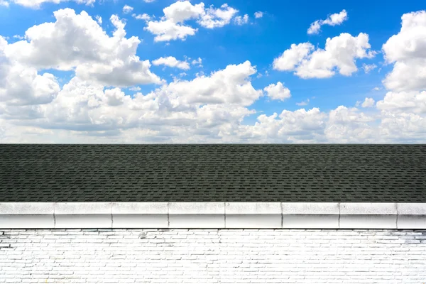 Roof and brick wall with blue sky — Stock Photo, Image