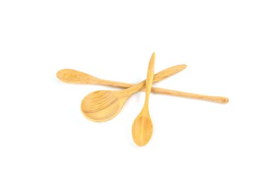Tahta kaşıklar beyaz üzerine izole edilmiş