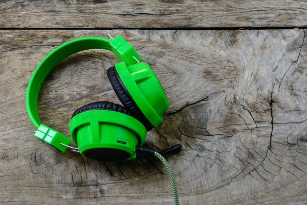 Casque vert sur table en bois — Photo