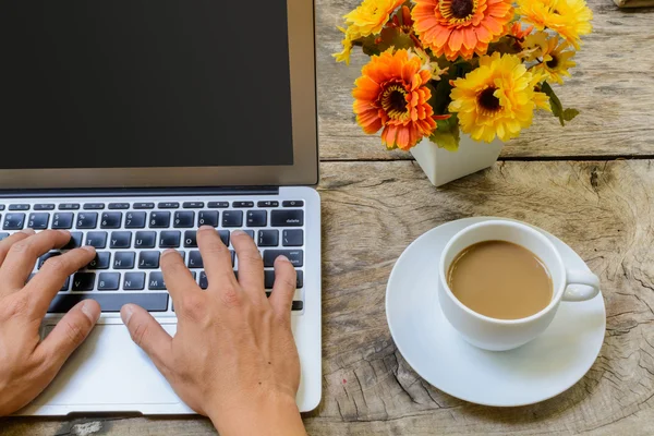 Tecleo con teclado sobre mesa de madera — Foto de Stock