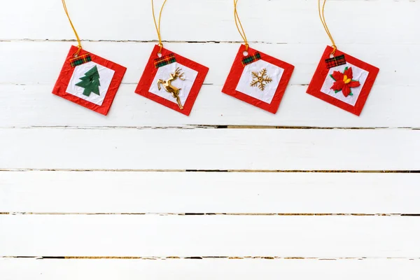 Weihnachtsschmuck auf weißem Holztisch — Stockfoto