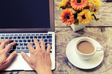 ahşap masa üstünde klavye ile yazma