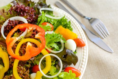 Taze salata yas üzerinde kapat