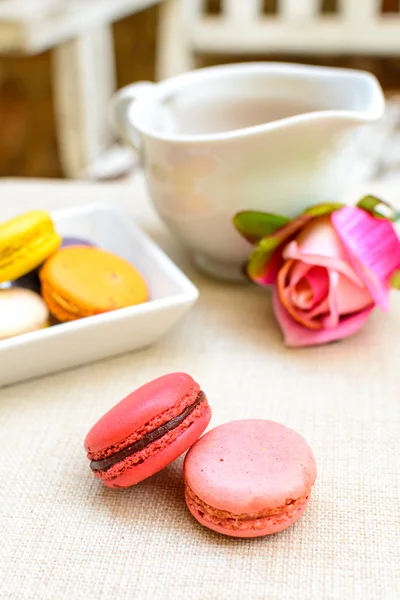 Macaroons coloridos e uma xícara de chá — Fotografia de Stock