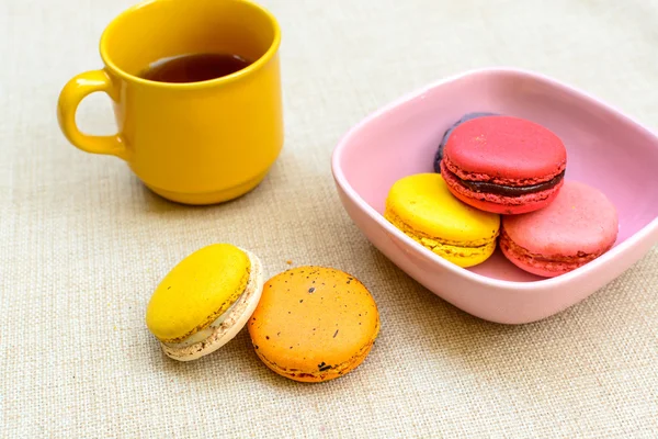 Macaroons coloridos e uma xícara de café — Fotografia de Stock