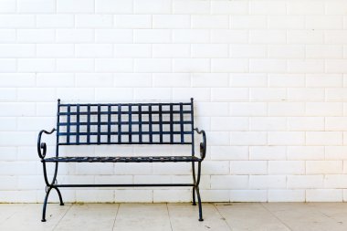 Beyaz duvar ile siyah metal tezgah