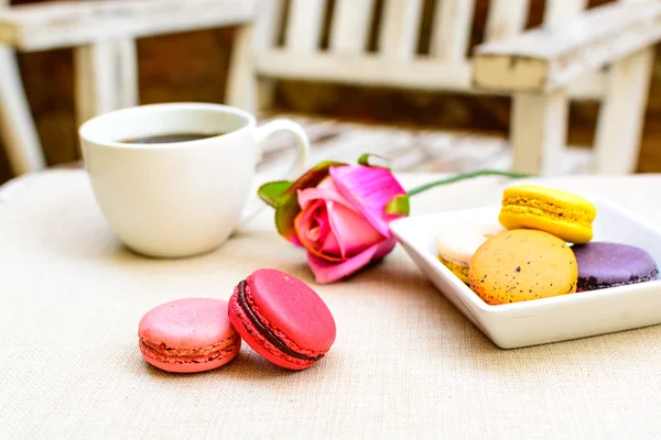 Bunte Makronen und eine Tasse Kaffee — Stockfoto