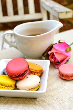 Renkli kurabiye ve çay