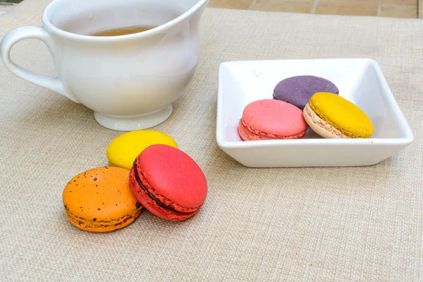 Macarons colorés et une tasse de thé — Photo