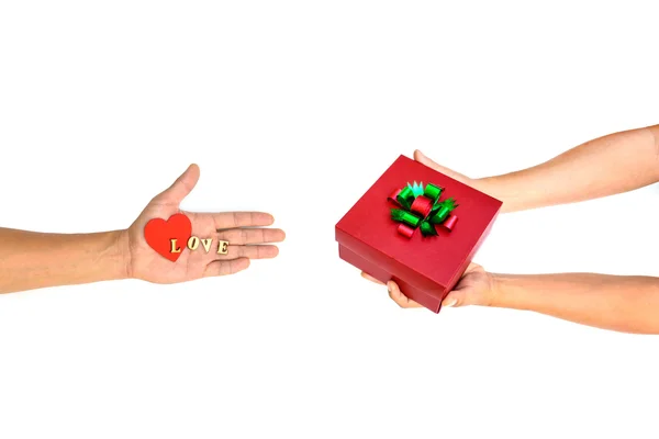 Caja de regalo roja y forma de corazón con amor —  Fotos de Stock