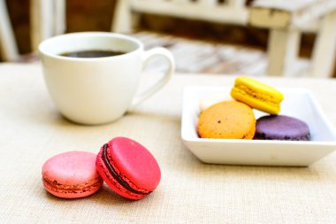 bir kahve ve bir oral seks çok renkli macaroons