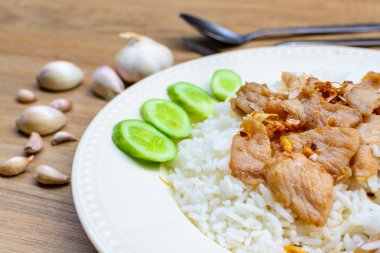 Kızarmış domuz sarımsak ve biber pirinç, Tayland gıda tarzı