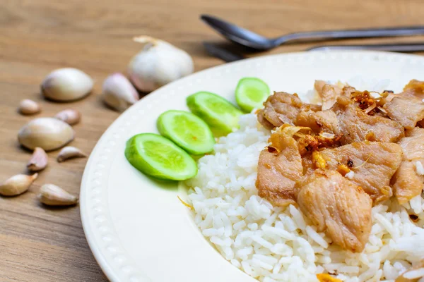 Cerdo frito con ajo y pimienta sobre arroz, estilo tailandés — Foto de Stock