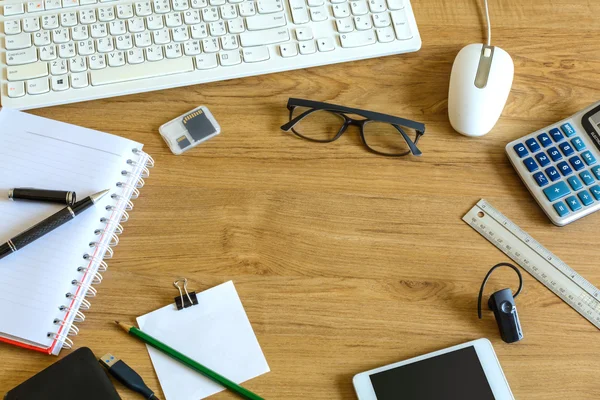 Computer keyboard and tools — Stock Photo, Image