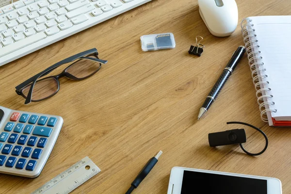 Computer keyboard and tools — Stock Photo, Image