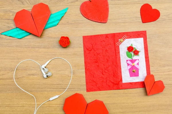 Red heart shape paper on wooden table — Stock Photo, Image