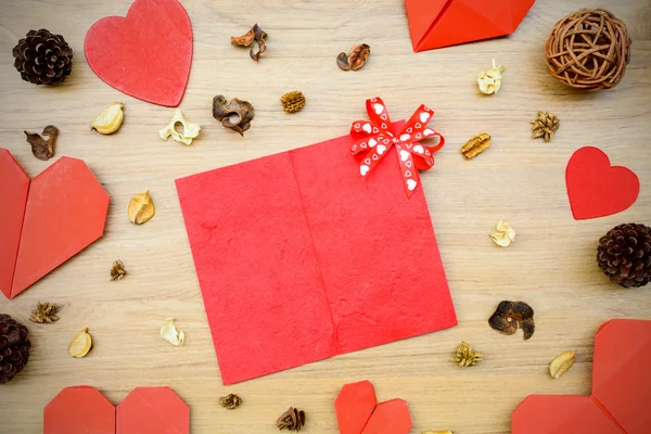 Kertas berbentuk hati merah di atas meja kayu — Stok Foto