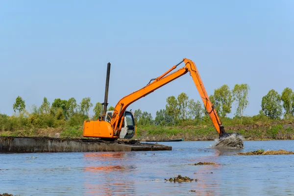 Grävmaskiner som arbetar i floden — Stockfoto