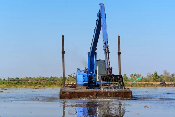 Excavator working in the river — Stock Photo, Image