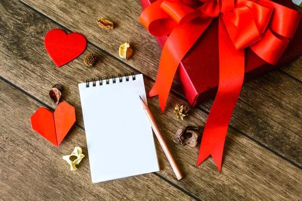 Notizblock mit rotem Geschenkkarton — Stockfoto