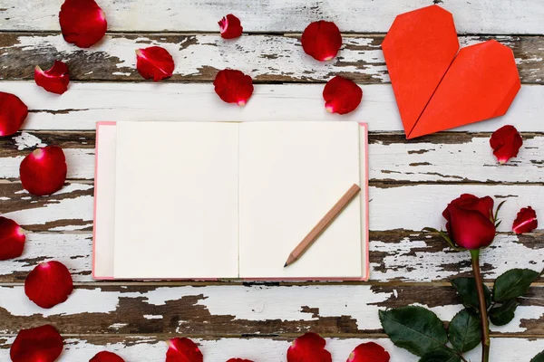 Rosa roja con forma de corazón —  Fotos de Stock