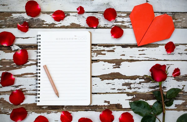 Rosa roja con forma de corazón —  Fotos de Stock