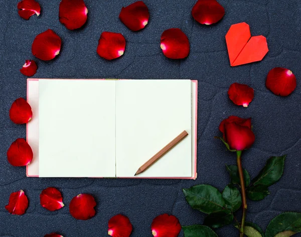 红玫瑰与心的形状 — 图库照片