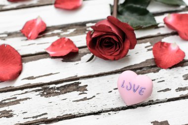 kalp şeklinde kırmızı gül 