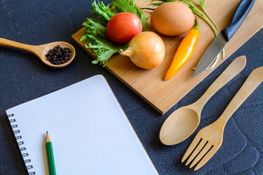 Ahşap kesme tahtası üzerinde gıda içerikler