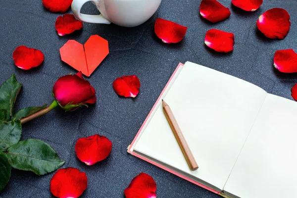 Rote Rose mit Herzform — Stockfoto