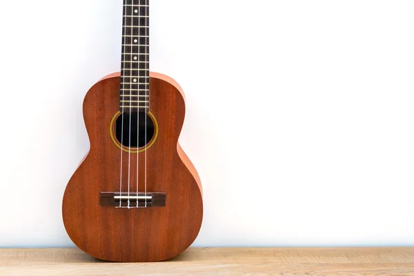 Ukulele sobre mesa de madera —  Fotos de Stock