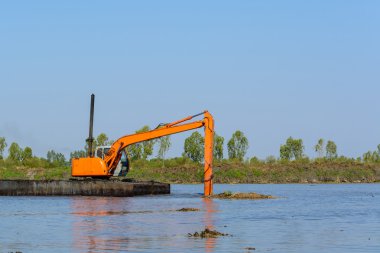 Nehirde çalışan kazıcı.