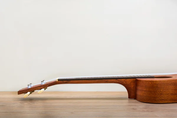 Ukulele na mesa de madeira — Fotografia de Stock