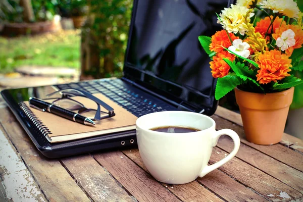 Taza de café y portátil — Foto de Stock