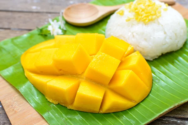 Ripe mango and sticky rice — Stock Photo, Image