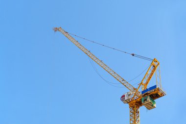 Mavi gökyüzü ile inşaat vinçleri