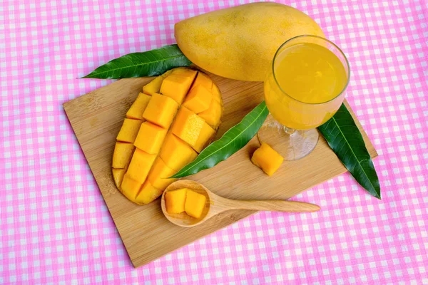 Желтое манго на деревянном столе — стоковое фото