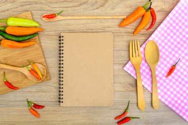 Gıda içerikler ve defter ile mutfak eşyaları