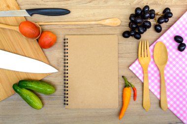 Gıda içerikler ve defter ile mutfak eşyaları