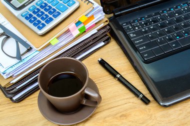 klasörleri ve belgeleri kahve ile yığını