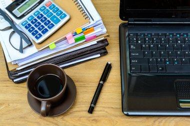 klasörleri ve belgeleri kahve ile yığını