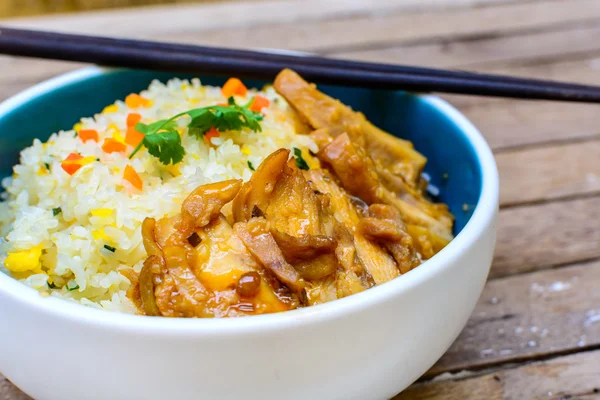 Arroz frito con pollo teriyaki — Foto de Stock