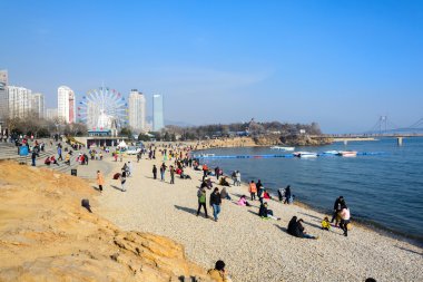 Dalian, Çin - 15 Mart 2015: insanlara sahilde rahatlatıcı