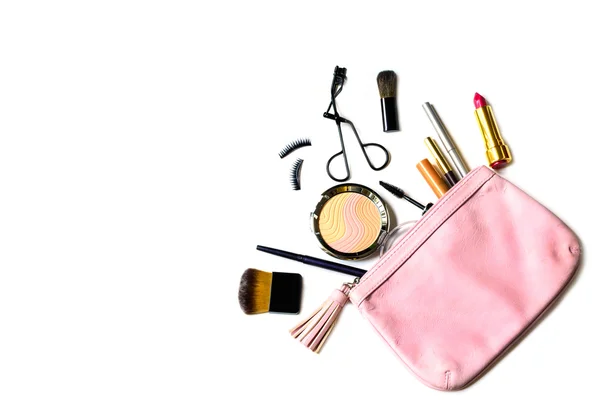 Sac de maquillage avec des cosmétiques isolés — Photo