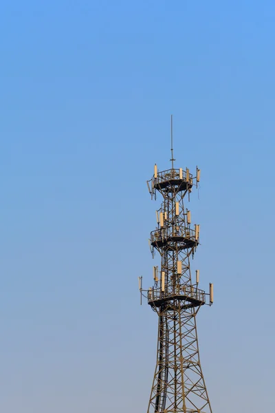 Anténní věž komunikace — Stock fotografie