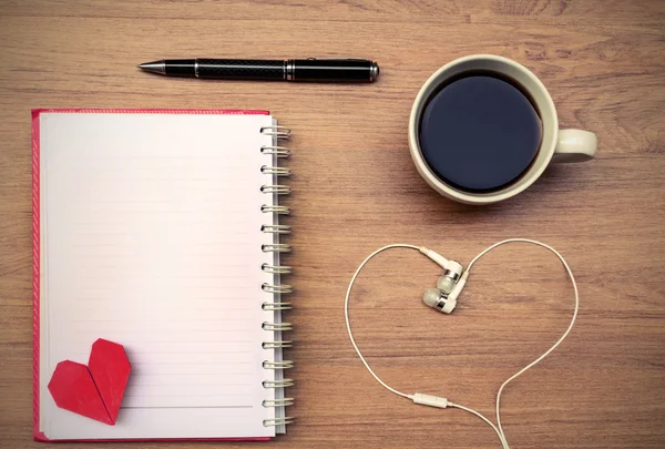 Leeres Notizbuch mit Kaffee — Stockfoto