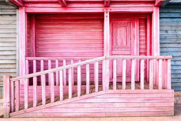 Alte Farbe Holzbalkon mit Tür — Stockfoto